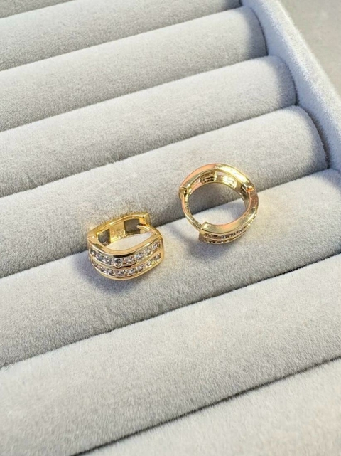 Brinco Argola Click Ondulada Cravejada Banhada a Ouro 18k