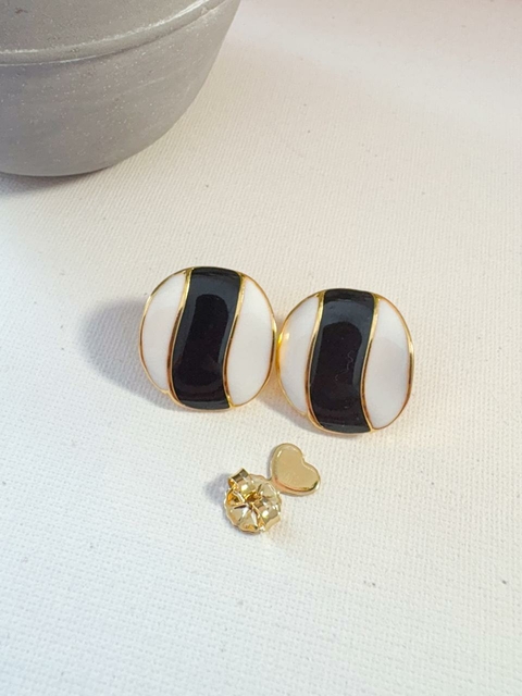 Brinco de Pino Redondo Preto e Branco Banhado a Ouro 18k