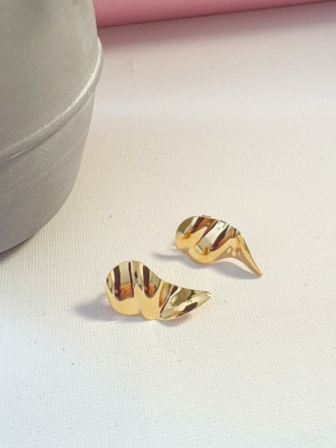 Brinco de Pino Orgânico Asas Banhado a Ouro 18k