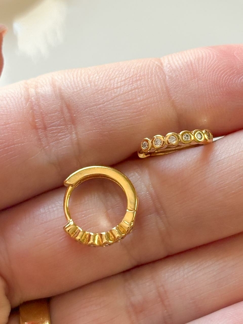 Brinco Argola Click com Cravação Inglesa M Banhado a Ouro 18k
