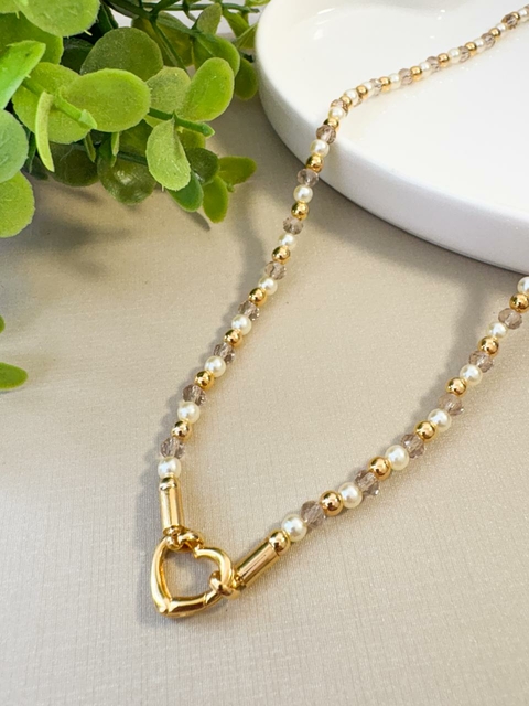 Colar de Pérolas e Cristais com Fecho Coração Banhado a Ouro 18k