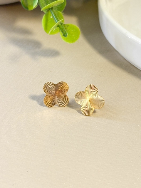 Brinco de Pino Trevo Frisado M Banhado a Ouro 18k
