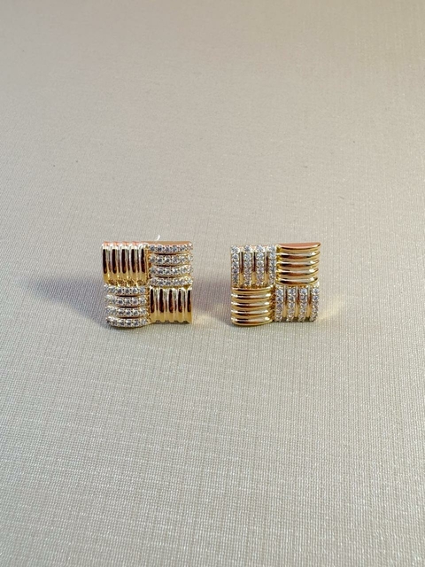 Brinco de Pino Quadrado com Pontas Cravejadas Banhado a Ouro 18k