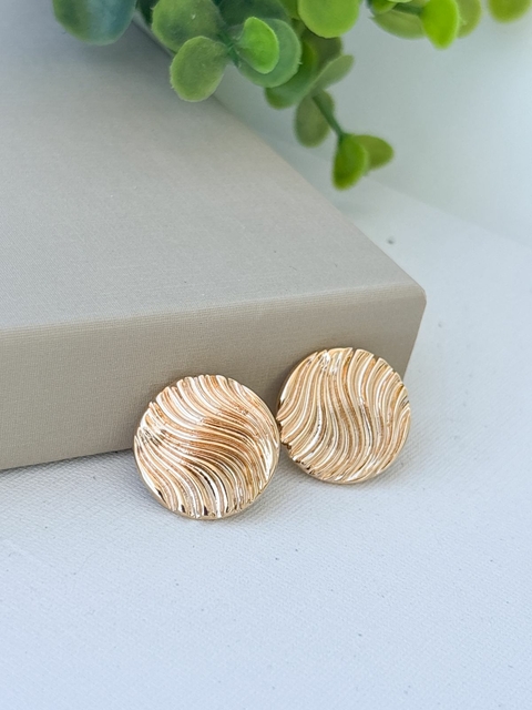Brinco de Pino Disco com Ranhuras Banhado a Ouro 18k