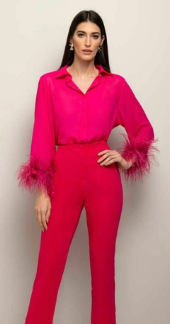 Blusa preta, Ton Âge, com plumas
