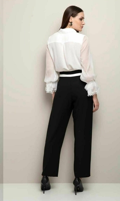 Calça preta, com detalhe em branco na cintura, Ton âge na internet