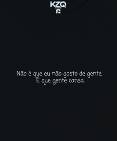 Imagem do Camiseta Não É Que Eu Não Gosto de Gente. É Que Gente Cansa - Coleção Statements