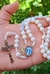 Terço com entremeio Santa Terezinha e medalha de São Bento - Personalizável - Eliete Personalizados