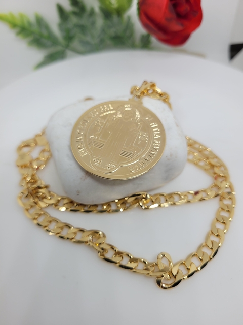 CORRENTE ELOS GRUMET DE 7MM COM 60 CM MAIS PINGENTE DE SÃO BENTO DE 3,5CM DE DIAMETRO BANHADO A OURO - GARRIDO SEMIJOIAS