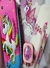 Kit escolar unicórnio com 13 itens, incluindo cadernos, lápis e canetas em um fundo rosa.