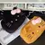 Detalhe da pelúcia do Estojo Hello Kitty, com textura macia e adorável, proporcionando um toque único e fofinho ao material escolar
