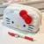 Detalhe da pelúcia do Estojo Hello Kitty, com textura macia e adorável, proporcionando um toque único e fofinho ao material escolar