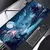 Mouse Pad Grande Antiderrapante com design de Sakura, ideal para gamers, com superfície de borracha durável para um uso confortável e seguro.