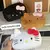 Detalhe da pelúcia do Estojo Hello Kitty, com textura macia e adorável, proporcionando um toque único e fofinho ao material escolar