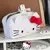 Detalhe da pelúcia do Estojo Hello Kitty, com textura macia e adorável, proporcionando um toque único e fofinho ao material escolar