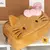 Detalhe da pelúcia do Estojo Hello Kitty, com textura macia e adorável, proporcionando um toque único e fofinho ao material escolar
