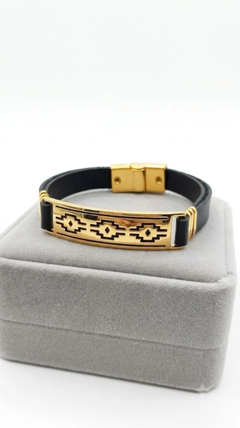 PULSEIRA COURO COM PLACA DESENHADA - DOURADO