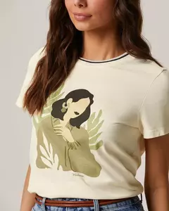 Camiseta Feminina Gola Retilínea Estampa Frontal Em Algodão off - comprar online