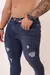 Calça Slim Jeans Destroyed Escura na internet