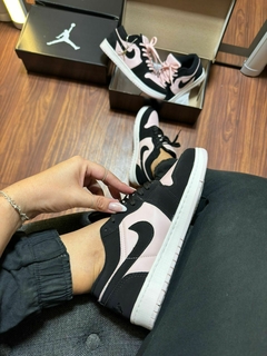 Jordan Low Rosa/Preto na internet