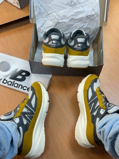 New Balance 990 Mostarda na internet
