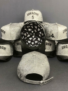 Boné Jogador$ StrapBack Holografico Cinza com Aba de Vinil - Jogador$ Caríssimo S6 Bola