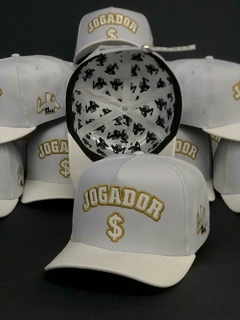 Boné Jogador$ StrapBack Branco e Contorno Dourado - comprar online