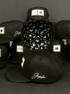 Boné Jogador$ SnapBack em Couro Furado Modelo Preto e Branco - loja online