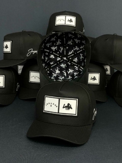 Boné Jogador$ SnapBack em Couro Furado Modelo Preto e Branco - comprar online
