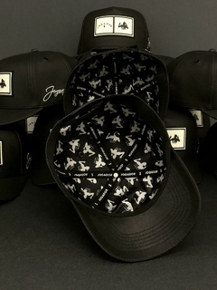 Boné Jogador$ SnapBack em Couro Furado Modelo Preto e Branco na internet