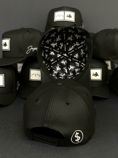Boné Jogador$ SnapBack em Couro Furado Modelo Preto e Branco - Jogador$ Caríssimo S6 Bola