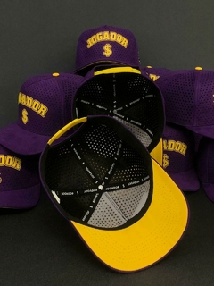 Boné Jogador$ StrapBack Camurça Roxo e Amarelo na internet