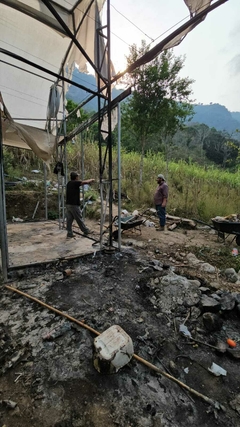 Apoya la reconstrucción de nuestro invernadero dañado por un incendio en internet