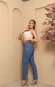 Calça jeans mom com cinto na internet