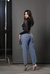 Calça mom com destroyde na internet
