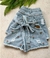 Shorts jeans bordado de coqueiro e com cinto