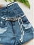 Shorts jeans com cinto de corrente e cordinha - comprar online