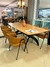 Mesa de Jantar Ágata Madeira Cinamomo e Base Preta - comprar online