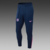 Agasalho de treino atlético de Madrid da Nike, composto por uma blusa rosa e calças azuis.
