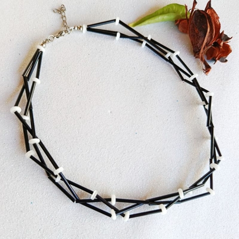 Gargantilha feminina preta branca canutilho