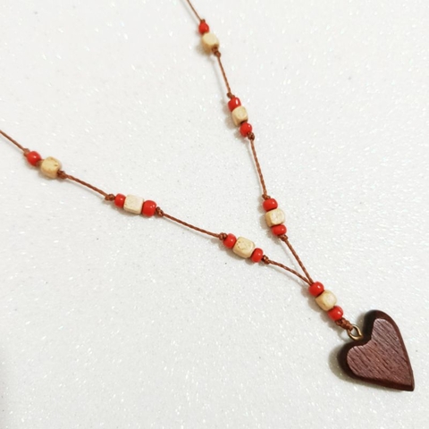 Gargantilha feminina madeira pingente de coração