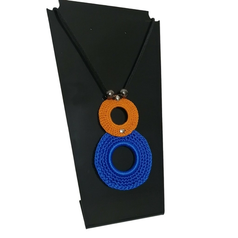 Colar feminino crochê azul laranja VOCÊ PODE Bijuterias