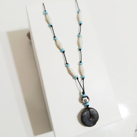 Colar hippie unissex azul branco pingente pedra