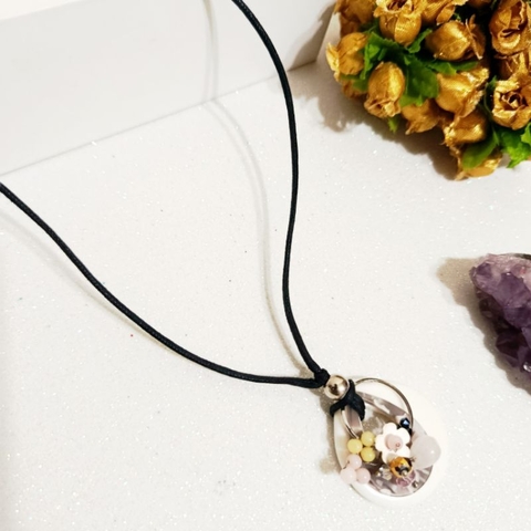 Gargantilha feminina pingente resina flor