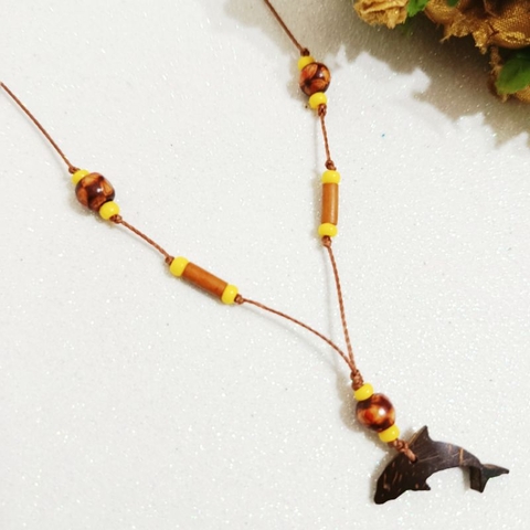 gargantilha unissex madeira amarela pingente golfinho