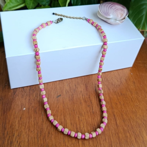 Colar madeira unissex + gargantilha miçangas rosa