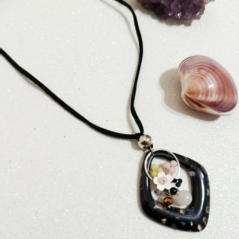 gargantilha feminina preta pingente resina