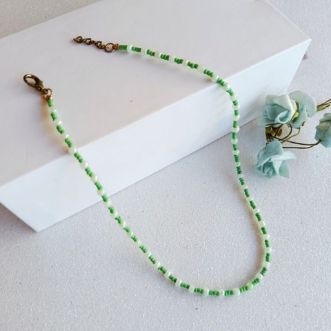 gargantilha de miçangas verde clara unissex