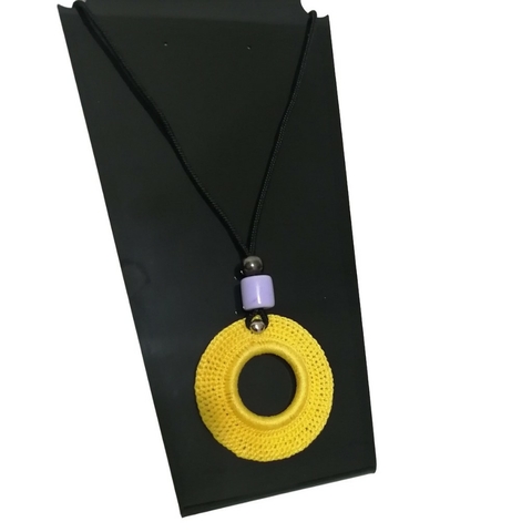 Colar feminino de crochê amarelo VOCÊ PODE Bijuterias