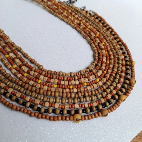 Colar de madeira artesanal